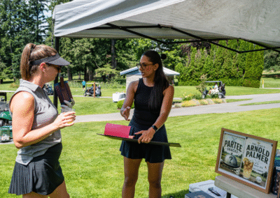 2 female golfers discuss golfing strategies